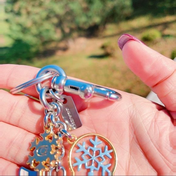 Authentic
COACH Enamel & Metal snowflake 5" keychain - Picture 5 of 8